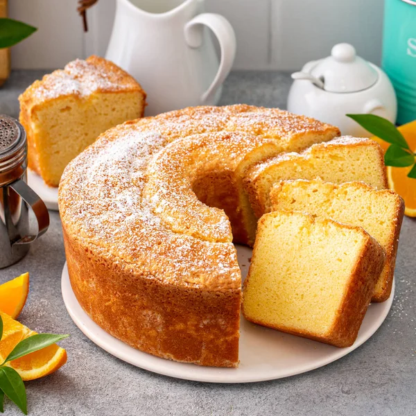 Geleneksel vanilyalı kek ve portakal özü, Bundt keki. — Stok fotoğraf