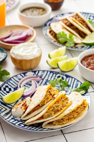 Gebackene Tacos mit Hühnerfleisch und geschreddertem Rindfleisch — Stockfoto