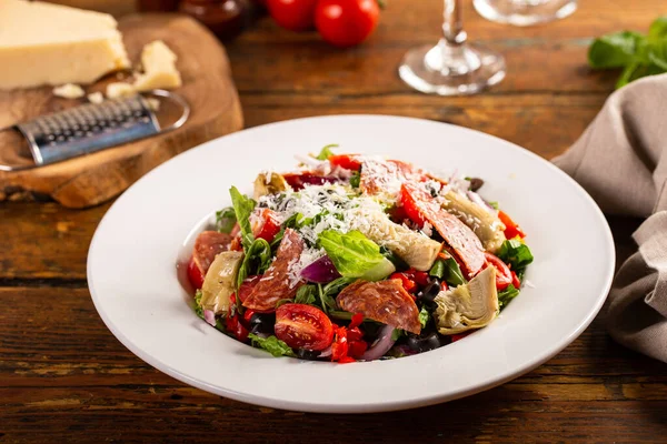 Ensalada italiana antipasto con salami, corazones de alcachofa y aceitunas — Foto de Stock