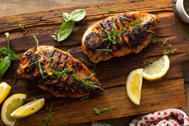 Tahtada ızgara tavuk göğsü.