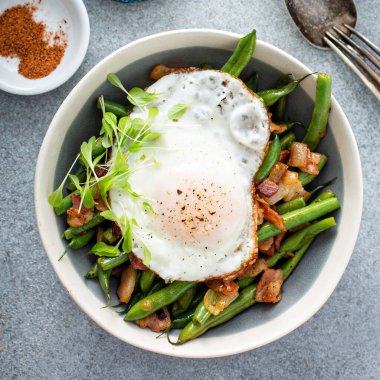 Sağlıklı ve kahvaltıyı yumurta, yeşil fasulye ve pastırma ile dolduruyorum.
