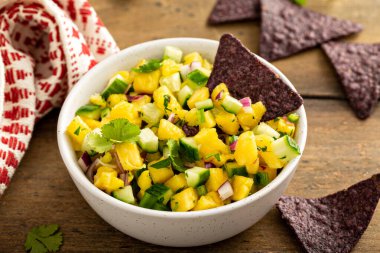 Jalapeno ve kırmızı soğanlı ananas ve salatalık sosu.