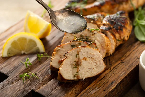 Pechuga de pollo a la parrilla balsámica en una tabla —  Fotos de Stock