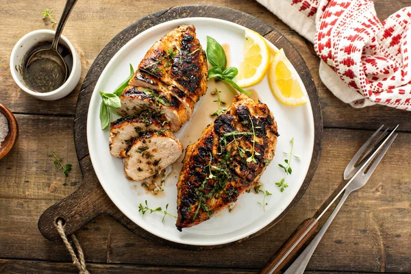 Pechuga de pollo a la parrilla balsámica en una tabla —  Fotos de Stock