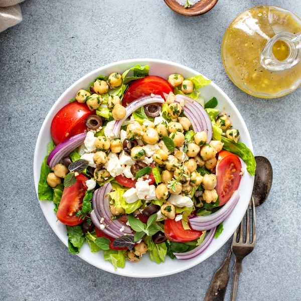 Salade grecque de printemps saine aux légumes frais et pois chiches — Photo