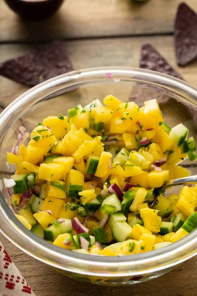 Salsa de abacaxi e pepino com jalapeno e cebola vermelha — Fotografia de Stock