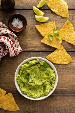 Tortilla cipsli bir kasede ev yapımı avokado sosu.