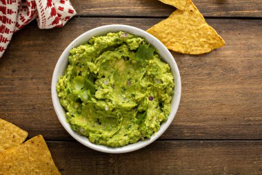 Tortilla cipsli bir kasede ev yapımı avokado sosu.
