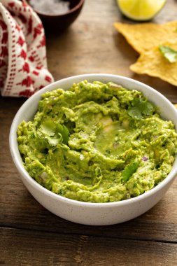 Tortilla cipsli bir kasede ev yapımı avokado sosu.