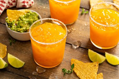 Ananas ve mango margarita, yanında cips ve guacamole.
