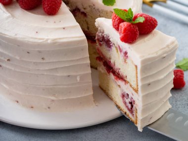 Hafif mascarpone kremalı ve taze meyveli yaban mersinli kek.