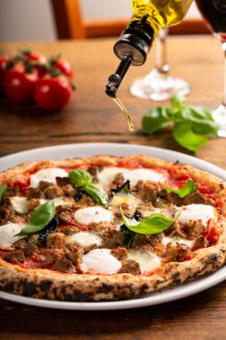 Mozarella ve fesleğenli taze pişmiş Napoli pizzası.