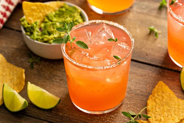 Margarita de pomelo picante con patatas fritas y guacamole — Foto de Stock