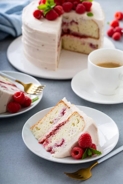 Gâteau aux framboises avec glaçage au mascarpone léger et baies fraîches — Photo