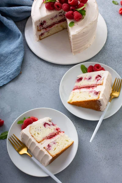 Respberry cake with light mascarpone frosting and fresh berries — Stock Photo, Image