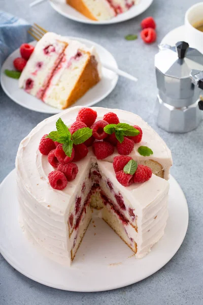 Respberry cake with light mascarpone frosting and fresh berries — Stock Photo, Image