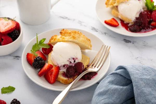 Shortcake zmrzlinové sendviče s čerstvými bobulemi — Stock fotografie