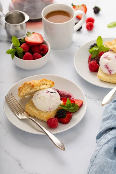 Shortcake ice cream sandwiches with fresh berries — Stock Photo, Image