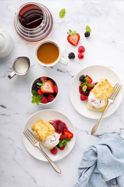 Sandwiches de helado de pastel corto con bayas frescas —  Fotos de Stock