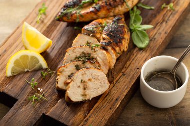 Tahtada ızgara tavuk göğsü.