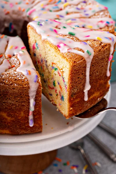 생일날 케이크에 스프 링클 렛을 뿌려 축하하는 의미 에서 — 스톡 사진
