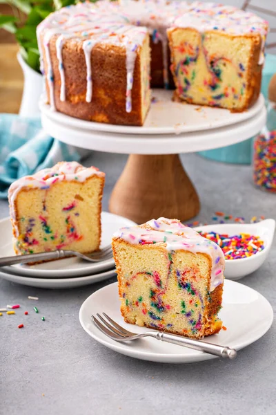 Celebrazione funfetti compleanno libbra torta con spruzzi — Foto Stock