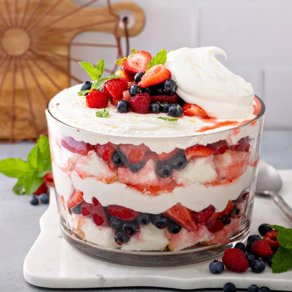 Trifle di bacche estive con torta di cibo angelo in una grande ciotola — Foto Stock