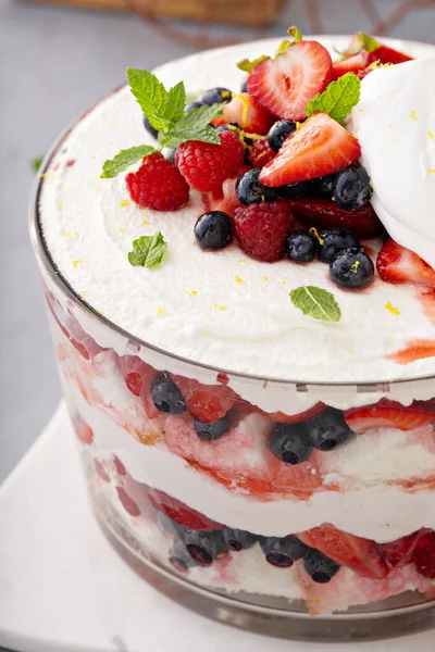 Zomer bes trifle met engel voedsel taart in een grote kom — Stockfoto