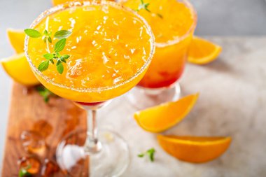 Buzlu, ferahlatıcı bir içecek olan tekila kokteyli.