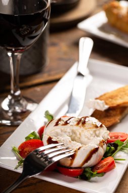 İtalyan meze tabağı, burrata ve prosciutto.