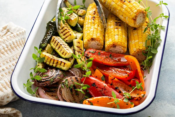 Grilovaná letní zelenina na podnose, právě uvařená a připravená k jídlu — Stock fotografie