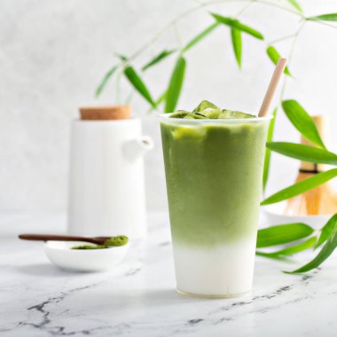 Mermer üzerinde büyük bir bardakta soğuk kibrit latte.