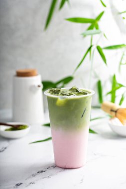 Mermer üzerinde büyük bir bardakta soğuk kibrit latte.