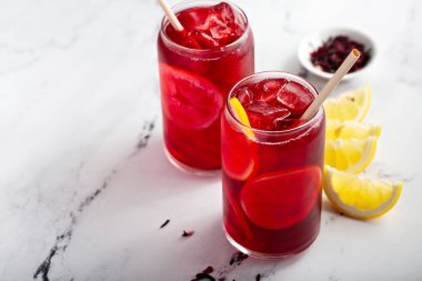 Limon çiçeği çayı buzlu soğuk servis edilir.