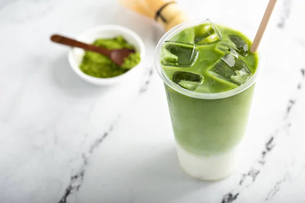 Latte matcha freddo in un bicchiere alto su marmo — Foto Stock