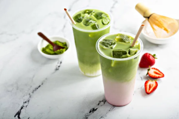 Latte matcha freddo in un bicchiere alto su marmo — Foto Stock