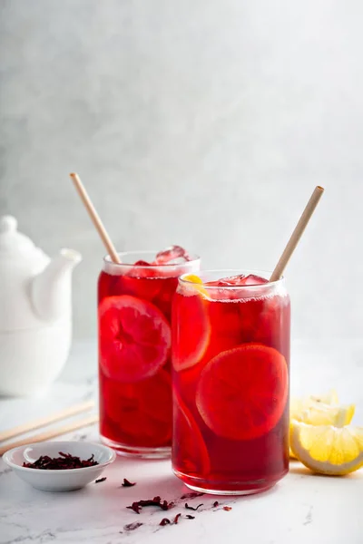 Té de hibisco de limón servido frío con hielo —  Fotos de Stock