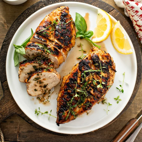 Balsamico gegrilde kipfilet op een plank — Stockfoto