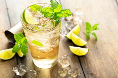 Zencefilli bira ve limonlu yaz kokteyli