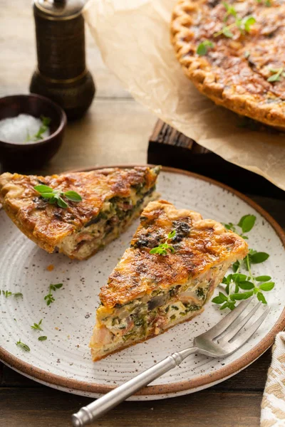 Quiche aus Speck, Pilzen und Spinat mit Käse und Kräutern — Stockfoto