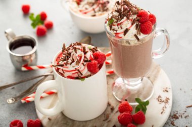 Krema ve ahududu şurubuyla yaz sıcak çikolatası