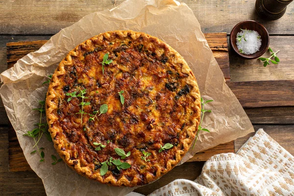 Bacon, cogumelo e quiche de espinafre com queijo e ervas — Fotografia de Stock