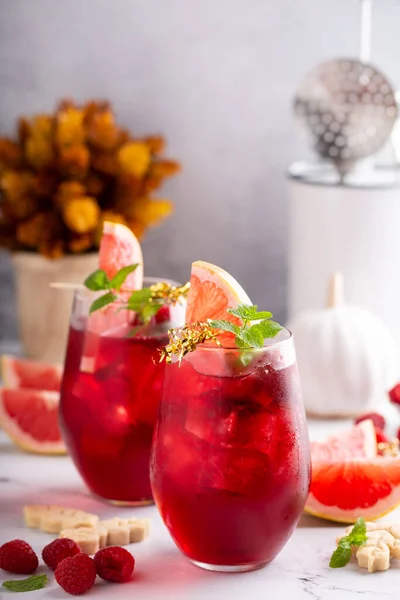 Coctel refrescante de pomelo de frambuesa con hojas de menta —  Fotos de Stock