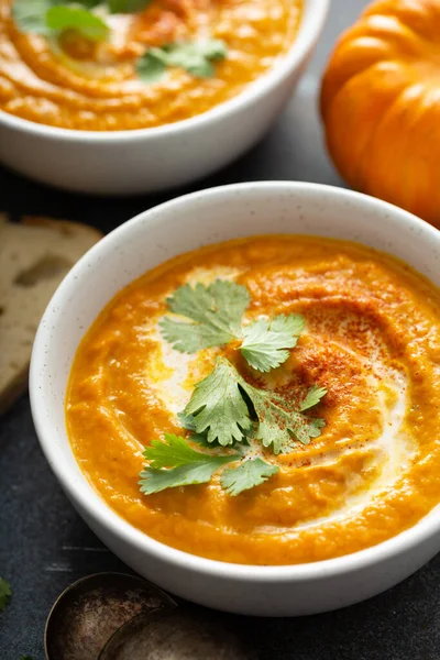 Kürbissuppe mit Sahne und Koriander — Stockfoto