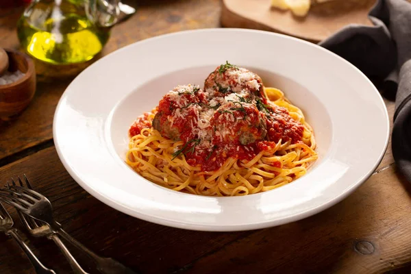 Спагетті з фрикадельками і томатним соусом на тарілці — стокове фото