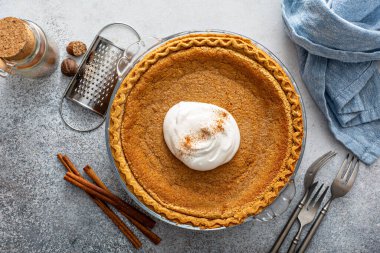 Krem şanti ve tarçınlı geleneksel balkabağı turtası