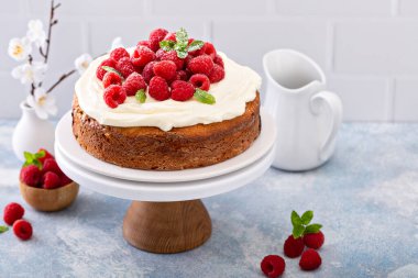 Ahududu ve kremalı basit bir yaz pastası.