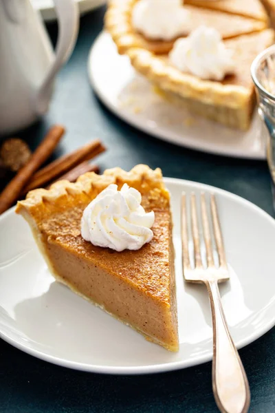 Tarte à la citrouille traditionnelle avec crème fouettée et cannelle — Photo