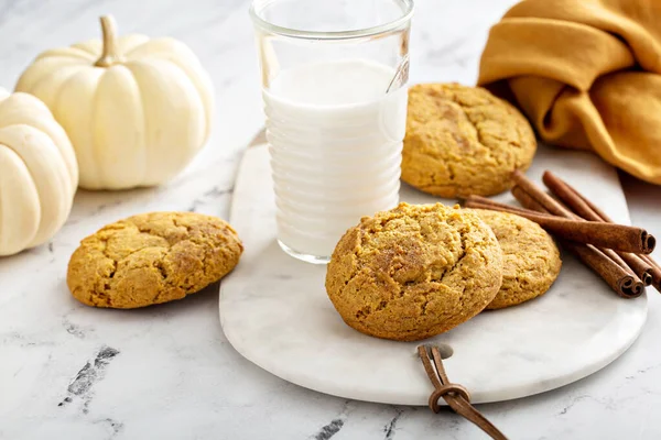 Gresskarkaker med snickerdoodle og kanel og melk – stockfoto