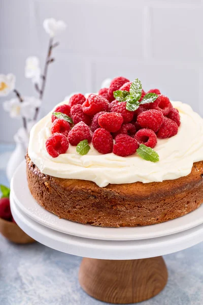 Bolo de verão simples com framboesas e cobertura — Fotografia de Stock